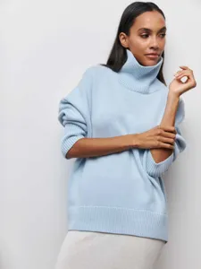 Pull col roulé oversize bleu clair pour femme, haut d'hiver classique à manches longues en tricot.