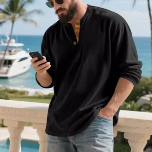 Vista detallada de la camiseta Henley de manga larga para hombre en negro con patrón.