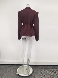 Vue arrière d'un blazer bordeaux pour femmes avec épaulettes et ceinture cintrée à la taille.
