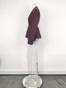 Blazer violet élégant pour femme avec taille ceinturée et épaulettes pour un look chic.