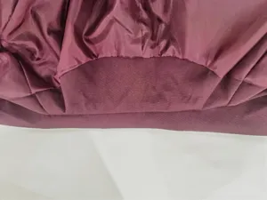 Vue de détail de la doublure de blazer pour femme, tissu bordeaux profond, élégant.