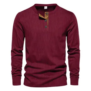 Camiseta Henley de manga larga para hombre en burdeos con canalé y botones