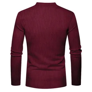 Detalle de camiseta de manga larga acanalada de hombre, estilo retro casual y cómodo.