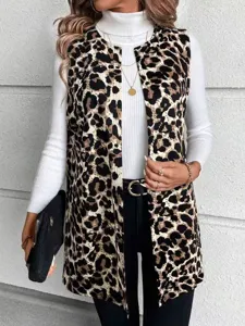 Chaleco sin mangas con estampado de leopardo de moda combinado con jersey de cuello alto.