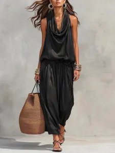 Ensemble élégant pour femme avec haut sans manches à col cowl et pantalon décontracté.