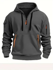 Felpa con cappuccio grigia da uomo, mezza zip, tasche multiple, dettagli arancioni vivaci.
