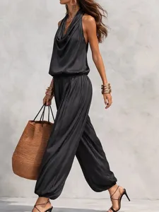 Ensemble chic pour femme en satin noir, top élégant à col drapé et pantalon décontracté.