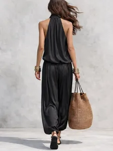 Vue détaillée du haut noir élégant drapé et du pantalon décontracté dans un style chic.