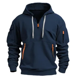 Dettaglio felpa con cappuccio e zip al quarto, lacci grigi e zip delle tasche arancioni.