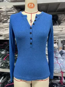 Blauwe geribbelde top met lange mouwen, Henley-hals met knopen in detail bekeken