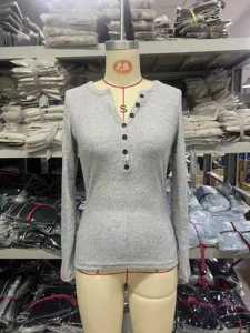 Grijs geribbelde tricot trui lange mouw detail, knoop henley hals, slim fit pasvorm.