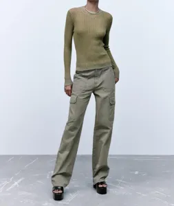 Top femme uni manches longues côtelé col rond ajusté avec un pantalon cargo assorti.