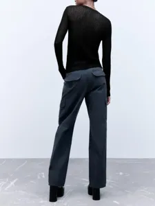 Vue de dos détail haut noir côtelé à manches longues pour femmes et pantalon cargo gris.