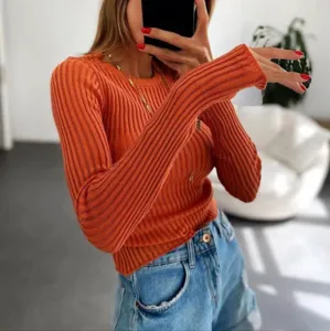 Top côtelé orange à manches longues et col rond pour femme, pull slim très élégant.