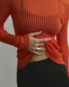Détail haut tricot côtelé orange manches longues, vêtement femme léger respirant col rond près