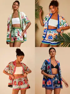 Tropisches Kimono Zweiteiler Set mit Kurzarm Cardigan und passenden Sommer Shorts.