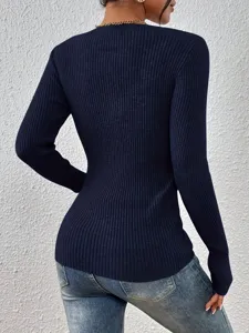 Achteraanzicht van een effen, langere slim-fit geribbelde gebreide trui met textuur.