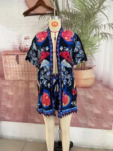 Detailansicht des tropischen Print Zweiteilers mit kurzärmeligem Cardigan und passenden Shorts.