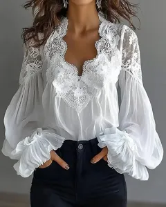 Gedetailleerd overzicht van de witte kanten V-hals en pofmouwen op de damesblouse in stijl.