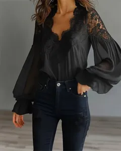 Gedetailleerd overzicht van de elegante zwarte kanten blouse met pofmouwen en V-hals.