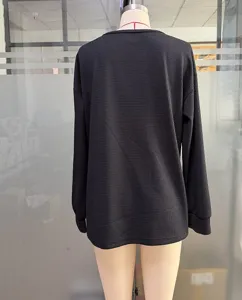 Μονόχρωμο μαύρο γκοφρέ πλεκτό γυναικείο casual top μακρυμάνικο, λεπτομερής όψη.