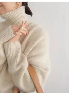 Détail d'un pull à col roulé beige confortable, maille épaisse douce pour l'hiver des femmes.