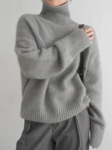 Vue de détail pull col roulé gris pour femme, tissu en tricot doux, style d'hiver confortable.