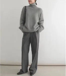 Pull col roulé gris en tricot avec pantalon large, texture douce, style confortable.