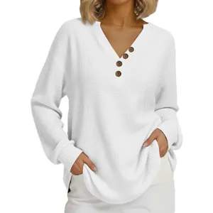 Γυναικείο casual λευκό waffle knit μακρυμάνικο τοπ με V λαιμόκοψη και κουμπιά.