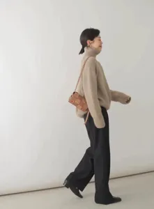 Détail de pull en tricot à col roulé oversize confortable, style mode automne hiver.