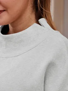 Nahaufnahme des grauen Stehkragen-Sweatshirtkragens, weiche Fleece-Textur, Detailansicht.