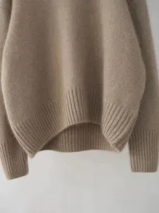 Gros plan détaillé d'un pull en tricot doux pour femme, ourlet et poignets côtelés élégants.