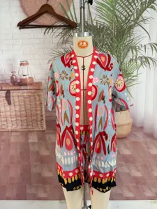 Tropischer Print Kurzarm Cardigan und Shorts Zweiteiler Detailaufnahme für Sommerurlaub.