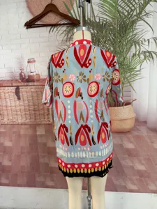 Tropischer Druck Kurzarm Oberteil Detailansicht, buntes abstraktes Muster Damen Sommerbluse.