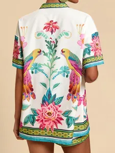 Elegantes tropisches Print-Kurzarm-Top mit lebendigen Vogel- und Blumenmustern für Damen.
