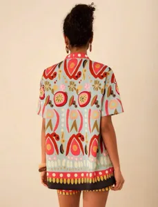 Detailansicht des tropischen Damen-Print-Kurzarmhemdes und der Shorts, sommerliche Mode.