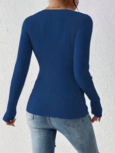 Achteraanzicht van een effen, slim-fit geribbelde trui met lange mouwen voor dames.