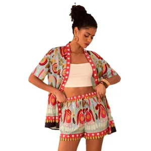 Tropischer Print Kurzarm Kimono Oberteil und passende Shorts Set für Damen, Sommer Look.