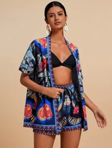 Tropischer Print Kurzarm Cardigan und Shorts Set Detailansicht, stilvolle Urlaubsbekleidung.