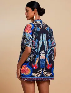 Tropischer Druck Kurzarmtop und Shorts Detailansicht mit lebendigen Blumenmustern.