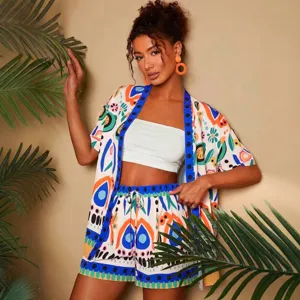 Tropischer Print Kurzarm Cardigan und Shorts Zweiteiler Set für Damen Sommer Mode Outfit.