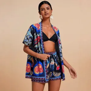 Modisches Tropen-Print Zweiteiler-Set mit kurzärmeligem Cardigan und passenden Shorts.
