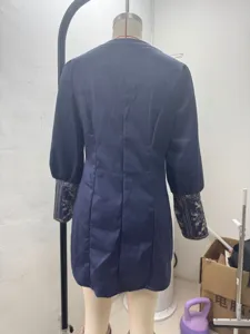 Détail de dos de la mini-robe bleu foncé à manches longues avec poignets brodés.