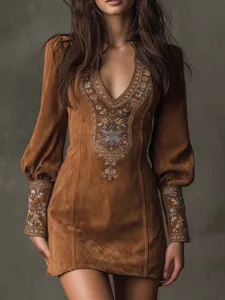 Robe courte marron en suédine chic avec col en V et broderie colorée délicate et élégante.