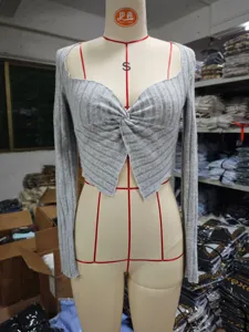 Graues geripptes langarm-stricktop für damen mit gedrehtem v-ausschnitt stylisches kurzes crop top