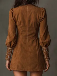 Détail robe mini suédine marron, vue dos montrant de délicates manches bouffantes.