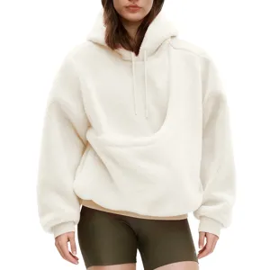 Gemütlicher Damen Oversized Fleece Hoodie in Weiß, flauschiger Pullover mit Bauchtasche.