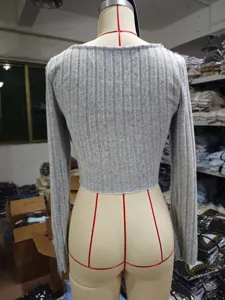 Graues geripptes Langarm-Stricktop für Damen, schmal geschnittener kurzer Pullover.