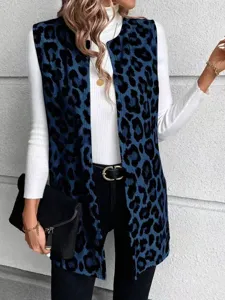 Vista detallada de un chaleco sin mangas con estampado de leopardo azul y cuello alto.