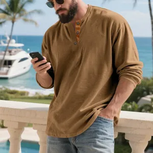 Vista detallada camisa Henley de hombre de pana de manga larga, estilo vintage casual.